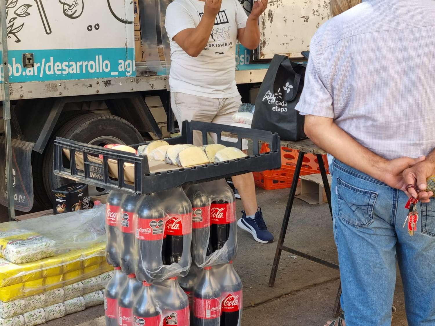 Mercados Bonaerenses Coca y queso al aire libre