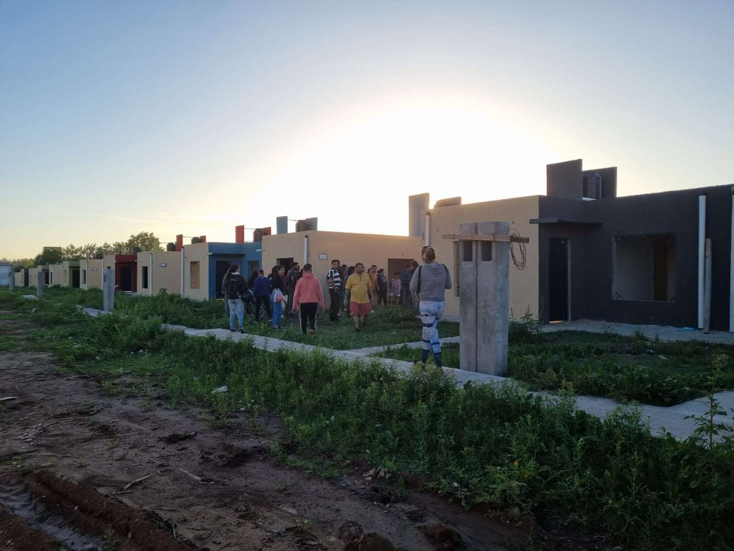 84 viviendas: los preadjudicatarios siguen en el predio y Salazar va a Nación