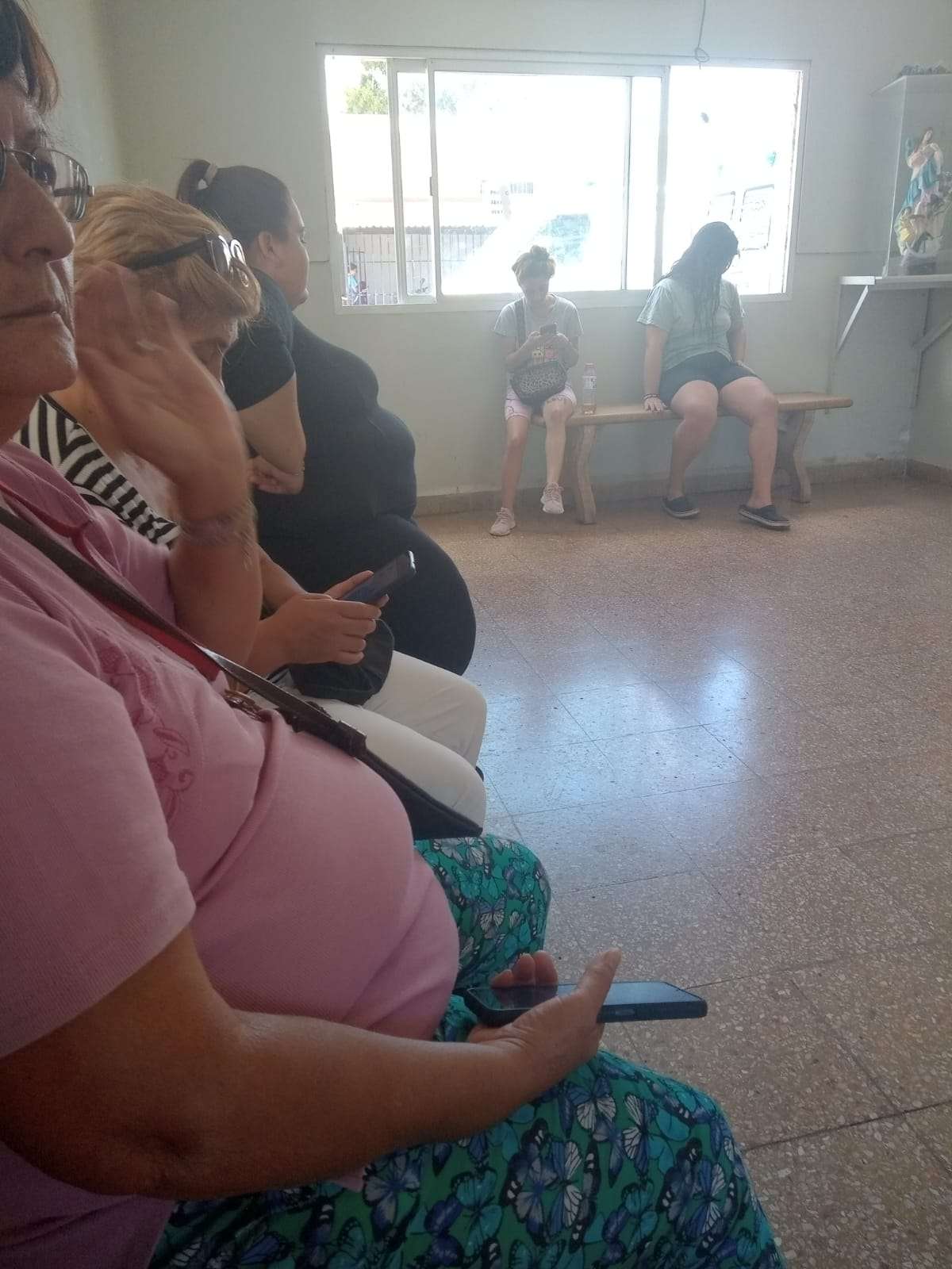 Sala de espera del Hospital con gente
