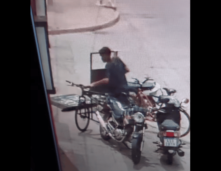 [VIDEO] Esperó a que nadie lo viera y se llevó una bici