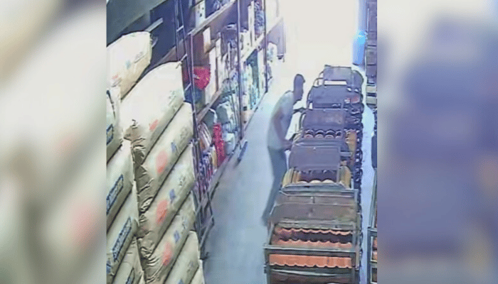 [VIDEO] Ingresó al depósito de un comercio y se llevó una bicicleta
