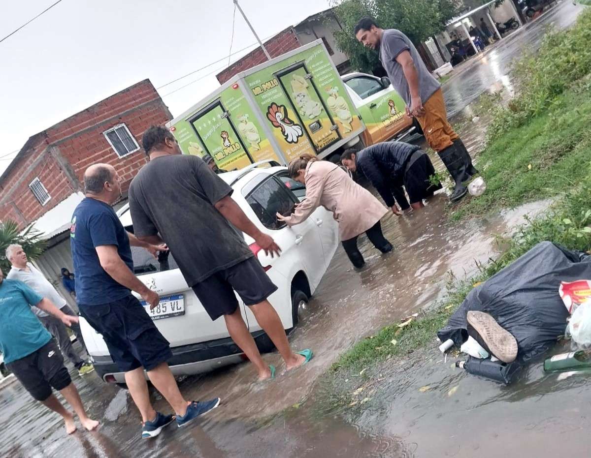 Temporal de lluvia: despistó el auto que conducía Guadalupe Fraga camino a su trabajo en el CIC