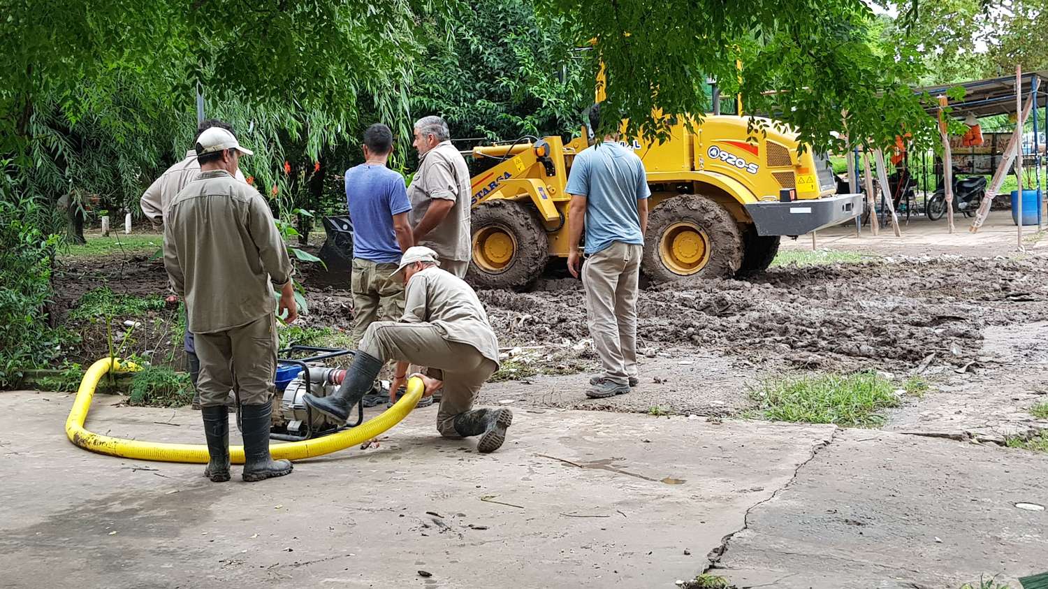 Tras el temporal, la Municipalidad fue con máquinas a Bajada al Puerto: rompieron caños de agua