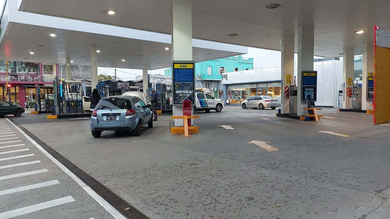 Prohibirán el estacionamiento en 3 de Febrero, entre Pellegini y Mitre, por la carga de GNC