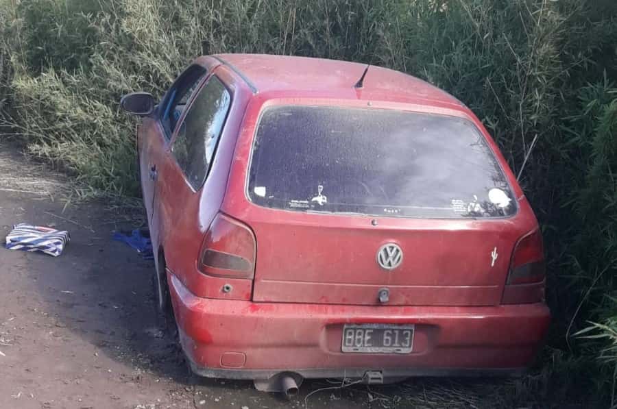 Apareció abandonado y sin ruedas el auto que habían robado en la zona de Pueblo Doyle