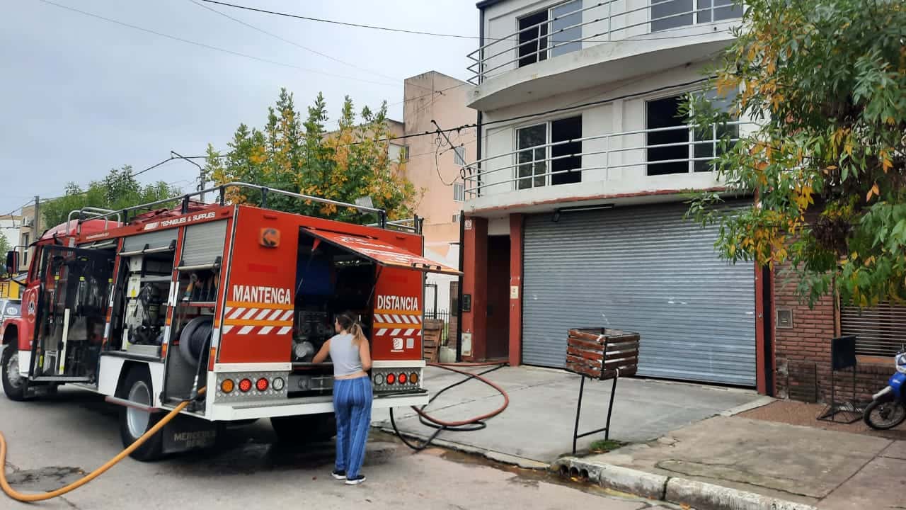 Bomberos sofocó incendio en un autoservicio de Pellegrini al 1500