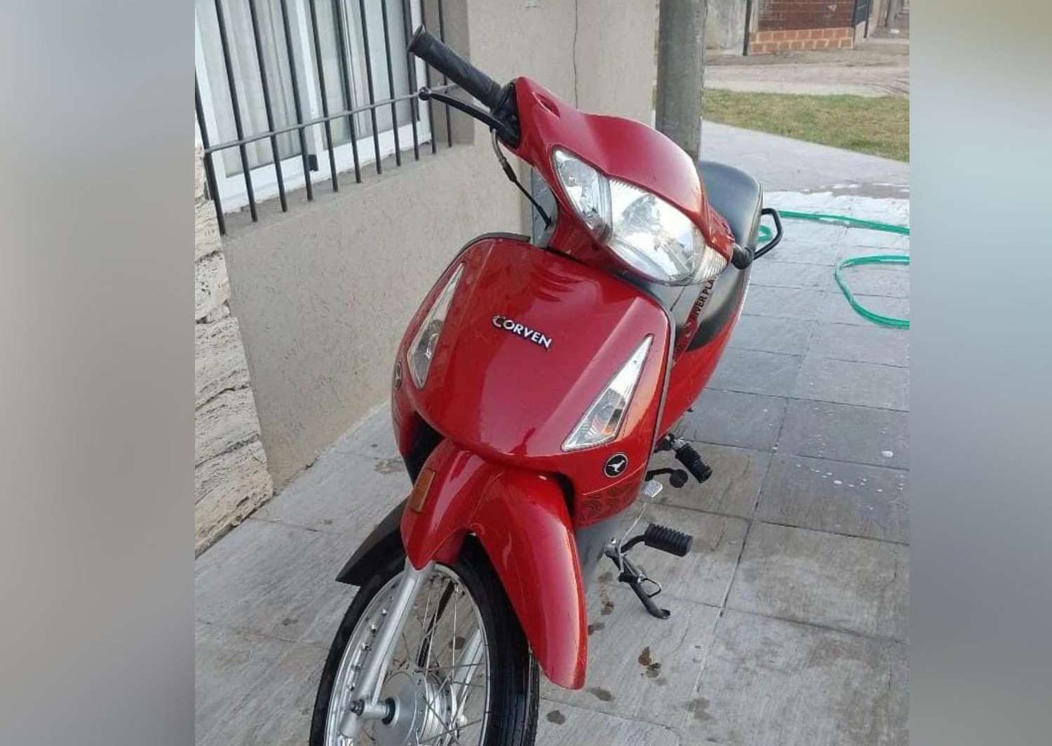 Dejó la moto estacionada afuera de la escuela y se la robaron