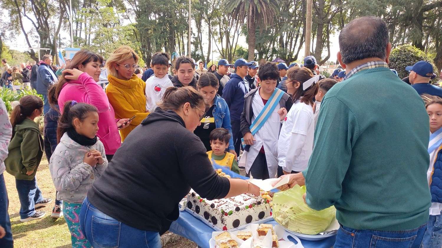 Con torta compartida en la plaza, Río Tala celebró 111 años
