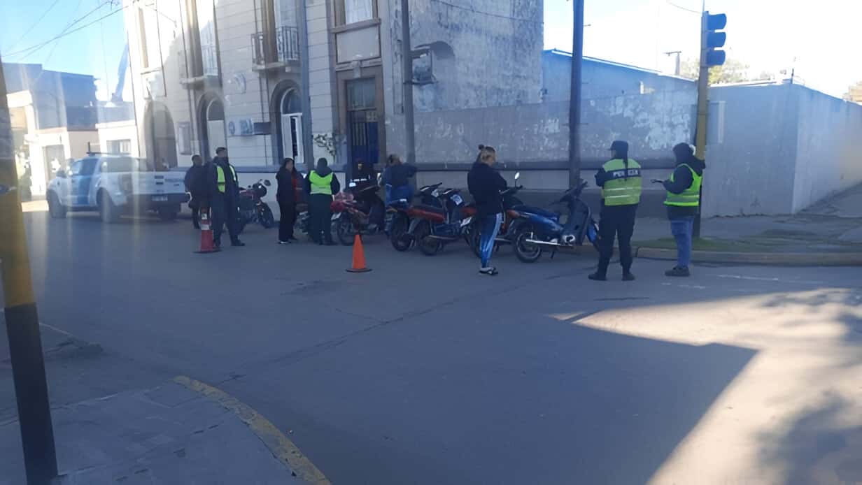 Operativos de tránsito: cinco motos secuestradas en la esquina de la Comisaría
