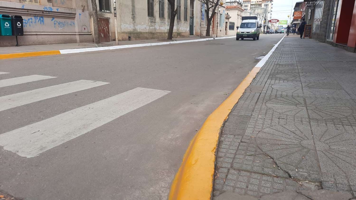 ¿Por qué pintaron los cordones de los dos lados de la calle?