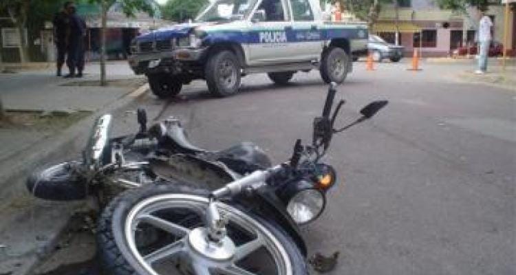 Un patrullero chocó con una moto