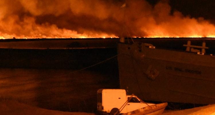 Incendio en zona de islas causó estragos durante toda la noche y ahora “hay más humo que fuego”