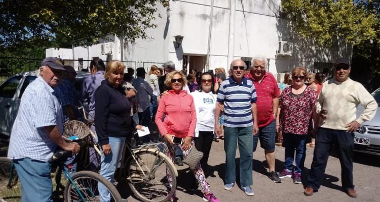 Santa Lucía: abrazo simbólico al Centro de Jubilados contra la decisión de cerrar la agencia de Pami