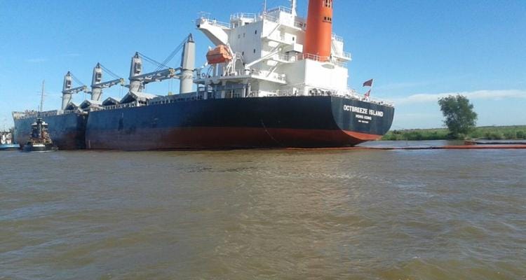 Derrame en el río Paraná: Partió el buque de Hong Kong