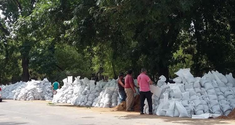 Creciente: Miles de bolsas de arena para detener el agua en el Howard Johnson