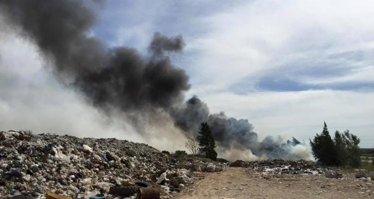 Incendio basural de Baradero: Maquinarias y camiones municipales trabajan en el predio