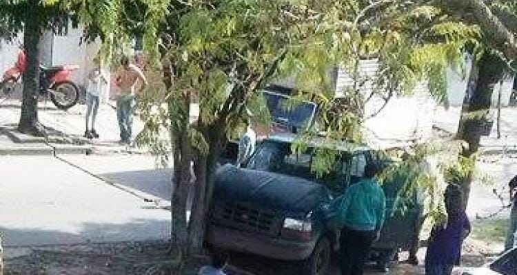 Una camioneta chocó contra un árbol de la avenida Sarmiento