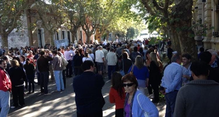 Más de 500 personas concentran en las puertas de la municipalidad