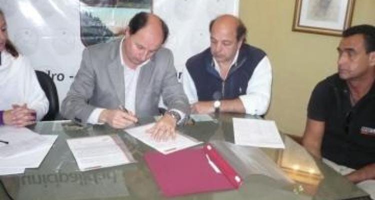 Cielo Razzo firmó contrato con el municipio