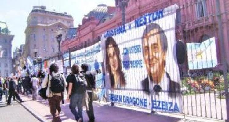 Una multitud despide los restos de Néstor Kirchner en Casa Rosada