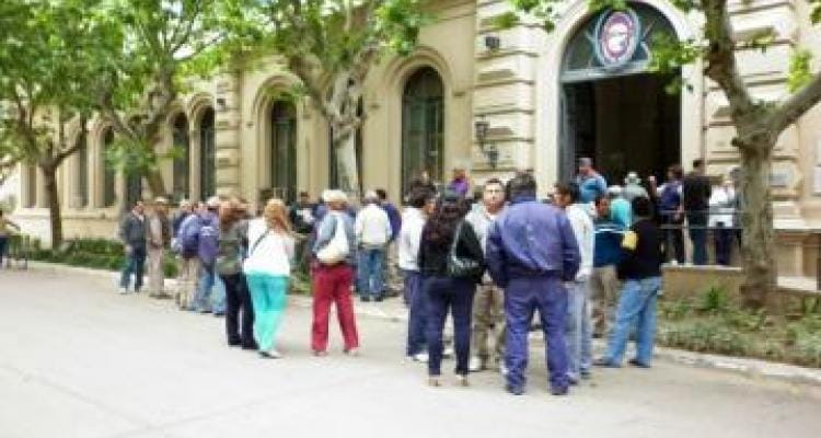 Municipales en alerta por reclamo salarial