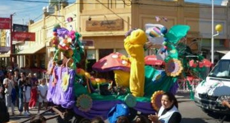 Sadiv festejó el carnaval con un desfile callejero