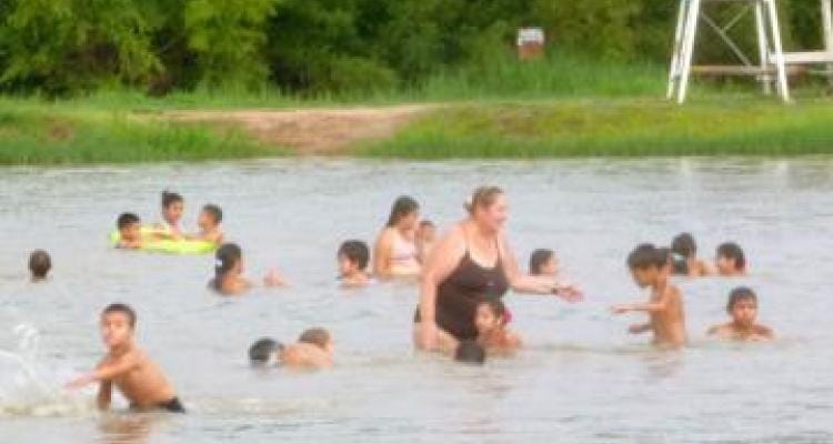 Los niños accedieron al río