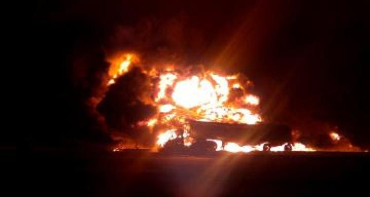 Gran incendio tras trágico accidente en Ruta 9