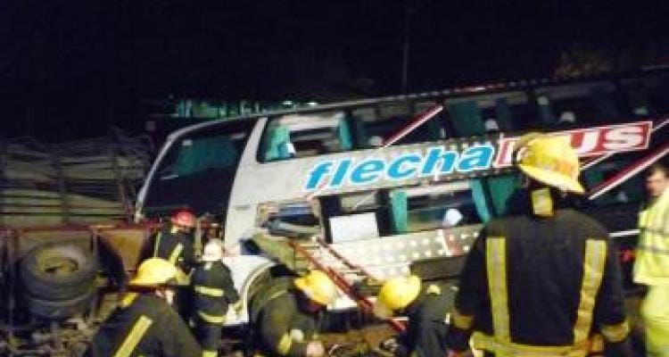 Ruta 9: Un muerto y 45 heridos en choque de micro contra un camión