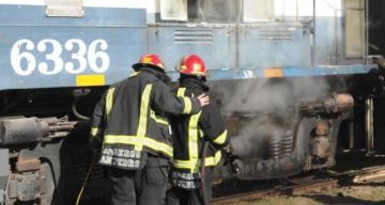 Incendio en una locomotora que empujaba a otra sobre las vías