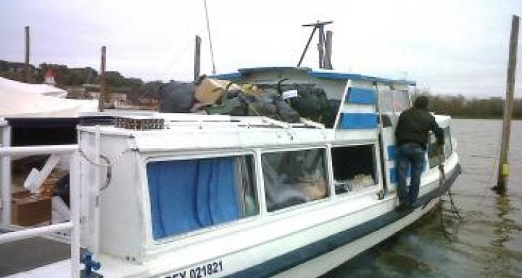 Zarpó el barco solidario a la isla Los Laureles