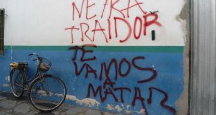 Graffitis amenazantes contra Neyra