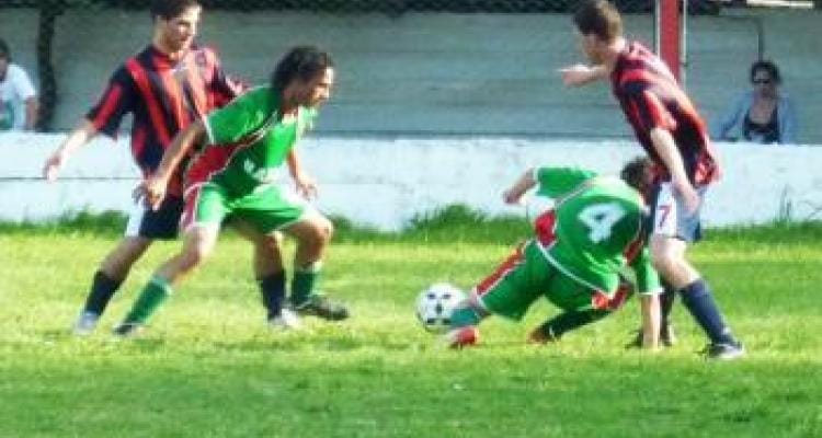 Fútbol: Defensores goleó a Rivadavia