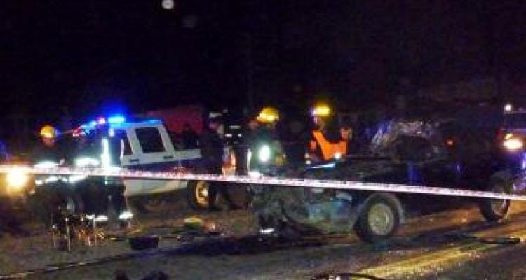 Dos víctimas fatales en choque de auto y camión en Ruta 1001 y Crucero General Belgrano