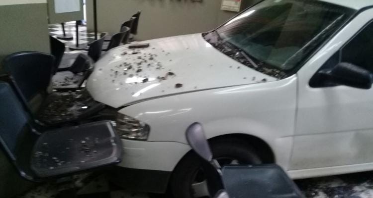 Identificaron a la mujer que chocó su auto contra las oficinas de Coopser y quedó imputada por “daños”