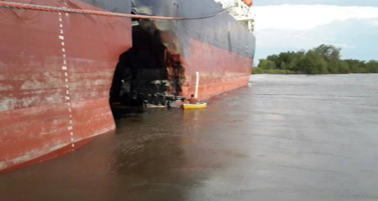Choque de barcos en el Paraná: Una empresa contratada controla el derrame de combustible