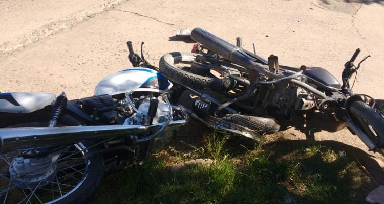 Accidente de motos: Dos jóvenes heridos