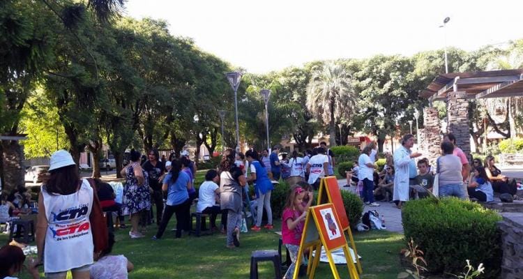 Docentes aguardan los resultados de la reunión paritaria en Plaza Belgrano