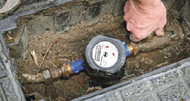 Medidores de agua: Concejales preguntan si los están instalando