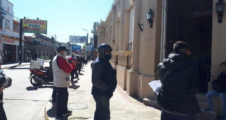 Cuarentena: mucha gente en la calle haciendo cola para pagar cuentas