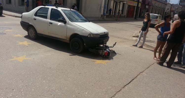 Auto embistió moto en Mitre y Ayacucho