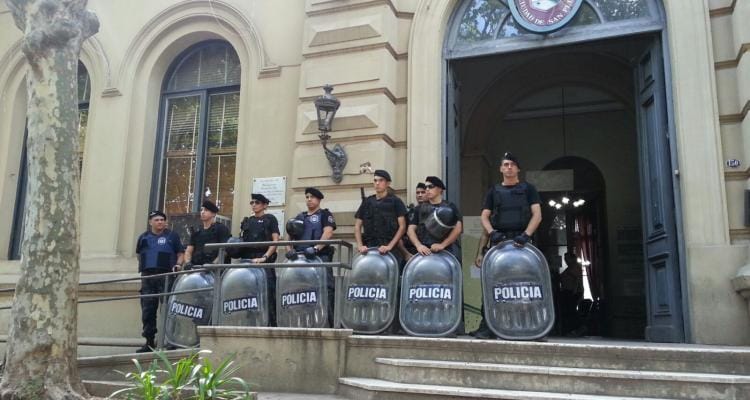 Desalojo: Por prevención, policía custodia la municipalidad