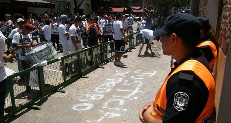 Crimen en Nápole: La marcha partió de Fiscalía, fue al boliche y terminó en la Municipalidad