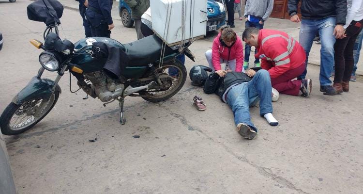 Padre e hija accidentados y un mensajero con fracturas por esquivar perros sueltos en la calle