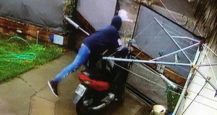 Cámara de seguridad registró el robo de una moto de un patio en barrio Estrada