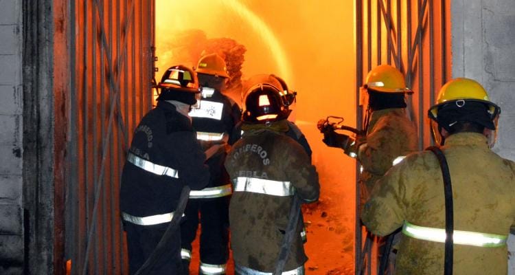 Santa Lucía: Importante incendio en una fábrica de sillas