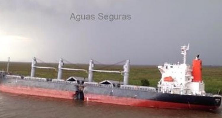 Choque de barcos en el Paraná: Derrame de combustible