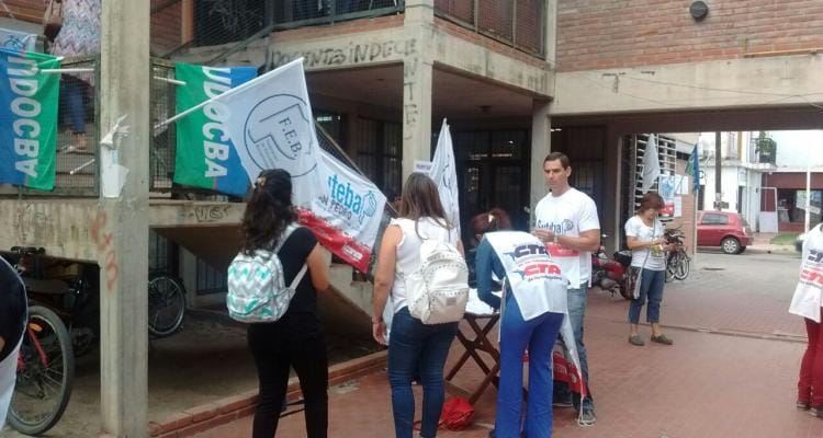 Protesta docente en el Consejo Escolar, en medio del debate por aumento de sueldo