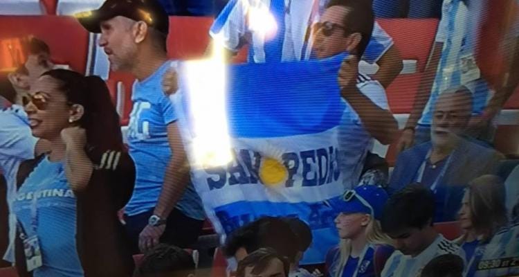 Rusia 2018: La historia de la bandera de San Pedro que apareció en el partido de Argentina