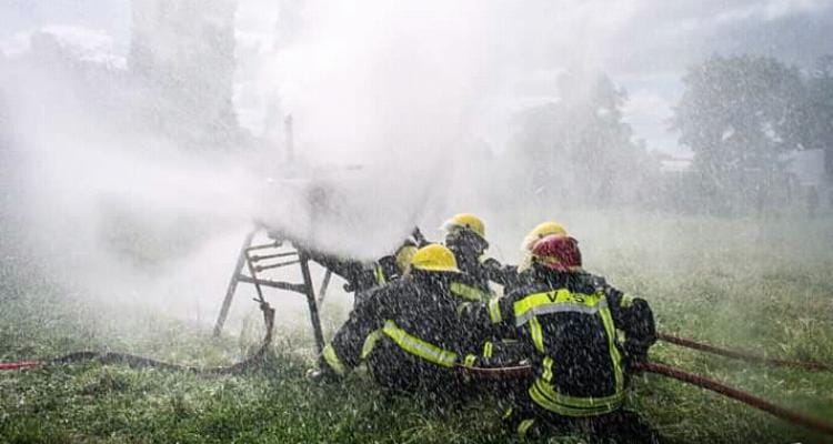 Voraz incendio en La Celina arrasó un campo donde cosechaban soja